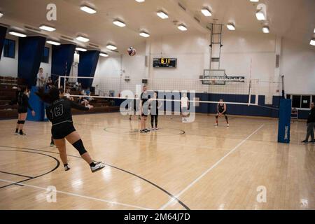 Während des Misawa Women's History Month Volleyballspiels auf dem Misawa Air Base, Japan, am 31. März 2022 spielt ein Spieler einen Volleyball. Misawa veranstaltete zu Ehren des Women's History Month ein Volleyballspiel, bei dem sechs Teams in einem Turnier gegeneinander antraten. Stockfoto