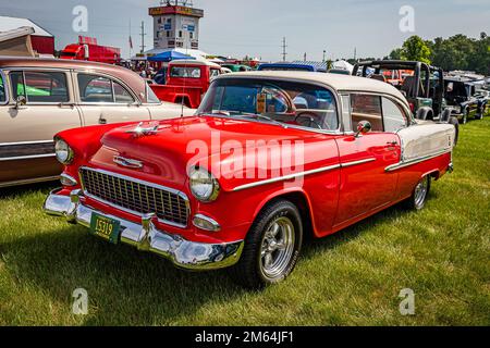 Iola, WI - 07. Juli 2022: Blick aus der oberen Perspektive auf eine 1955 Chevrolet BelAir Hardtop Coupe auf einer lokalen Automesse. Stockfoto