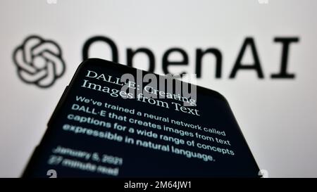 Mobiltelefon mit Website des amerikanischen Unternehmens OpenAI LLC für künstliche Intelligenz auf dem Bildschirm vor dem Logo. Fokus auf oberer linker Seite des Telefondisplays. Stockfoto