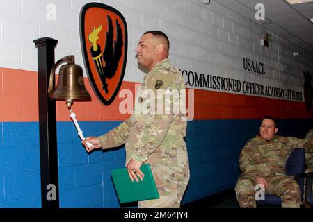 USA Army Staff Sergeant Anthony Alvarado, ein AH-64 Apache Hubschrauber-Reparaturlehrer bei den USA Army Aviation Center of Excellence Uncommissioned Officer Academy - Fort Eustis, läutet die Glocke während einer Zeremonie am 1. April 2022, nachdem sie die Army Commendation Medaille erhalten hat. Stockfoto