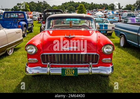 Iola, WI - 07. Juli 2022: Perspektivische Vorderansicht eines 1955 Chevrolet BelAir Hardtop Coupés auf einer lokalen Automesse. Stockfoto