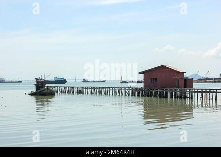Georgetown, Penang, Malaysia - 2012. November: Pier mit Holzpfahlhaus im alten Steg am Meer in der UNESCO-Weltkulturerbe-Stadt Georgeto Stockfoto