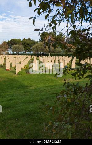 Der kanadische Militärfriedhof. Italien hat das Land gespendet, auf dem der Friedhof steht, um dem ultimativen Opfer zu danken und es zu ehren. Stockfoto