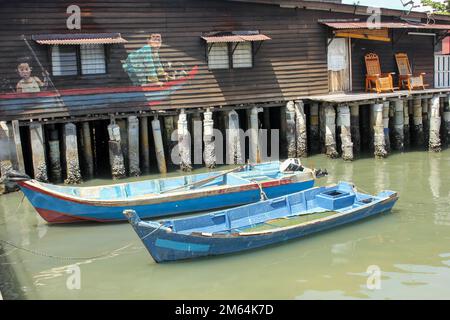 Georgetown, Penang, Malaysia - November 2012: Traditionelle Pfahlbauten in den Clan-Anlegestegen eines am Wasser gelegenen Dorfes in George Town. Stockfoto