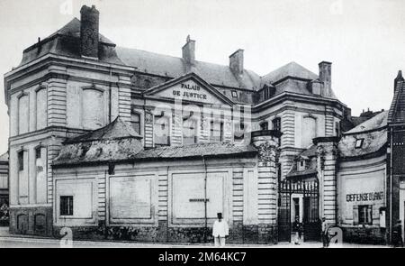 Ein historischer Blick auf das Gerichtsgebäude von Béthune, Béthune, Pas-de-Calais, Frankreich, aus einer Postkarte c. Anfang 1900er. Stockfoto