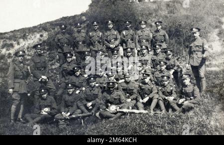 Lewis-Schützen der Gewehrbrigade, mit ihren lewis-Gewehren und HolsterRevolvern an der Westfront während des Ersten Weltkriegs. Stockfoto