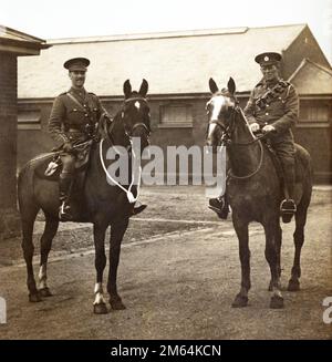 Zwei besetzte britische Soldaten, ein Captain und ein Sapper bei den Royal Engineers, während des Ersten Weltkriegs. Stockfoto