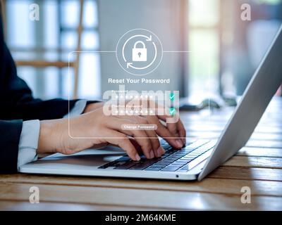 Konzept zum Zurücksetzen des Kennworts. Schlosssymbol, Sicherheitscode wird auf der Seite zum Ändern des Passworts angezeigt, während ein Geschäftsmann im Büro einen Laptop verwendet. Cybersicherheit Stockfoto