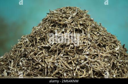 Ein großer Haufen getrockneter Sardellen, die auf dem Markt verkauft werden. Indonesien. Stockfoto