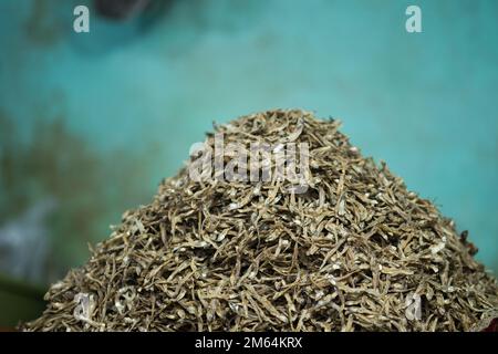 Ein großer Haufen getrockneter Sardellen, die auf dem Markt verkauft werden. Indonesien. Stockfoto