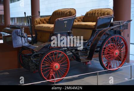 Peugeot Phaeton, 1898. Audincourt, Frankreich, 1899. Peugeot-Auto, 10 PS. Er erreichte 35 km/h. Im Jahr 1899 erwarb Luis Carvajal y Melgarejo, Marquis von Puerto Seguro, in Paris ein Auto dieser Art. Als Kavallerie-Lieutenant spendete er ihn 1903 dem 2. Gemischten Regiment von Miner Sapper Engineers und machte ihn zum ersten Kraftfahrzeug der spanischen Armee. Armeemuseum. Toledo, Spanien. Stockfoto