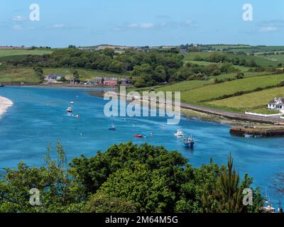 Viele kleine Boote liegen an einem sonnigen Frühlingstag in der Clonakilty Bay vor Anker. Seascape des Südens Irlands. Blaues Meerwasser. Stockfoto