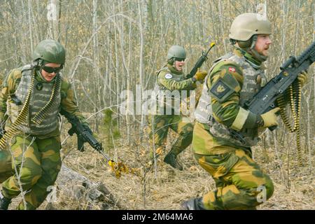 Die norwegischen Mitglieder des RRF-Dienstes Heimevernet haben am 1. April 2022 eine Übung zum Situationstraining absolviert. Während des Trainings führten Soldaten eine Aufklärung durch, stießen auf eine gegnerische Kraft, reagierten auf Kontakt und stellten einen Hinterhalt auf. (Minnesota National Guard Foto von SPC. Sara Messner) Stockfoto