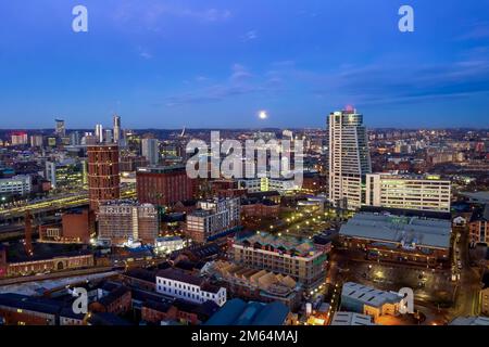 Leeds City Centre aus der Vogelperspektive. Yorkshire Nordengland Vereinigtes Königreich. Stadtzentrum Bahnhof, Einzelhandel, Büros, Apartments Stockfoto