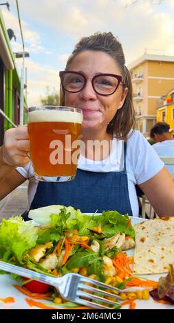 junge Frau trinkt Bier Stockfoto