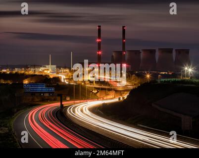 Das Kohlekraftwerk Ferrybridge und die Autobahn M62 in Yorkshire. Stockfoto