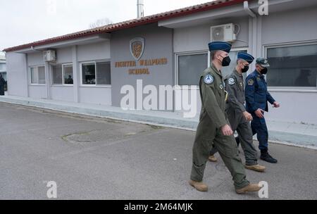 ANDRAVIDA AIR BASE, Griechenland – Oberst Todd Barber (links), USA Botschafter Athen, Verteidigungsattaché, Generalleutnant Steven L. Basham (Mitte), USA Der stellvertretende Befehlshaber der Luftwaffe Europa-Air Forces Afrika und ein Oberst des taktischen Luftwaffenkommandos der Hellenischen Luftwaffe erörtern die Übung INIOCHOS 22 auf dem Luftwaffenstützpunkt Andravida, Griechenland, am 1. April 2022. Die USA und Griechenland halten gemeinsame Werte auf der Grundlage von Freiheit und Demokratie. Ihre engen griechisch-US-militärischen Beziehungen gehen auf das frühe 19. Jahrhundert zurück, als amerikanische Philhellenen stolz an der Seite der Griechen kämpften und ihren Kampf für die Freiheit unterstützten. Stockfoto