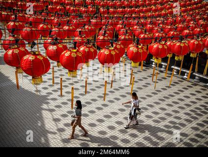 Kuala Lumpur, Malaysia. 02. Januar 2023. Die Menschen laufen unter den roten Laternen der chinesischen Neujahrsdekoration in einem Tempel vor den Feierlichkeiten zum Mondneujahr. Mondchinesisches Neujahr, das auf den 22. Januar 2023 fällt, begrüßt das Jahr des Hasen, das von den Chinesen auf der ganzen Welt gefeiert wird. Kredit: SOPA Images Limited/Alamy Live News Stockfoto