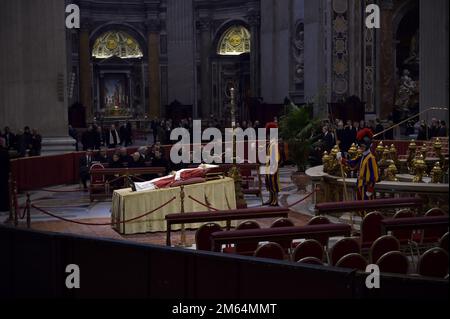 Vatikanstadt, Vatikanstadt. 02. Januar 2023. Die Leiche von Papst Emeritus Benedikt XVI liegt im Bundesstaat St. Petersdom im Vatikan in Vatikanstadt am Montag, 2. Januar 2023. Er starb am Samstag, den 31. Dezember 2022, und seine Beerdigung findet am Donnerstag, den 5. Januar 2023 statt. Foto: Stefano Spaziani / Kredit: UPI/Alamy Live News Stockfoto