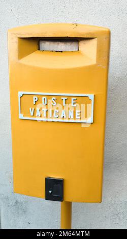 Ein vertikales Bild eines gelben Briefkastens in Vatikanstadt Stockfoto