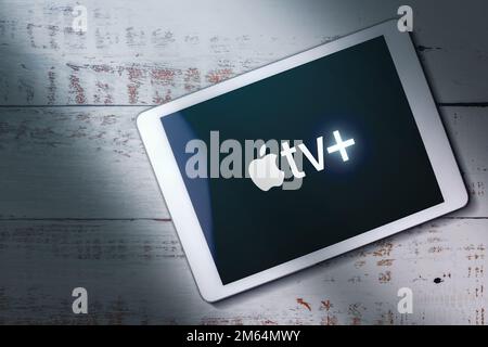 Málaga - SPANIEN - 21. DEZEMBER 2022: Draufsicht des digitalen Tablets mit Apple TV Plus Logo auf dem Bildschirm. Video-Streaming-Abonnementservice. Stockfoto