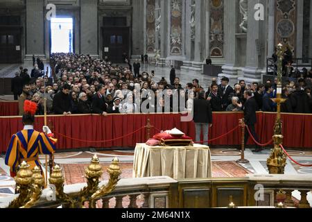 Vatikanstadt, Vatikanstadt. 02. Januar 2023. Der Leichnam von Papst Emeritus Benedict XVI., wie er im Bundesstaat St. Petersdom im Vatikan in Vatikanstadt am Montag, 2. Januar 2023. Er starb am Samstag, den 31. Dezember 2022, und seine Beerdigung findet am Donnerstag, den 5. Januar 2023 statt. Foto: Stefano Spaziani / Kredit: UPI/Alamy Live News Stockfoto