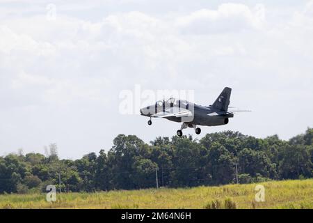 Eine philippinische Luftwaffe FA-50 startete während der Übung Balikatan 22 auf dem Luftwaffenstützpunkt Basa, Philippinen, am 1. April 2022 für eine bilaterale Ausbildungsmission. Balikatan ist eine jährliche Übung zwischen den Streitkräften der Philippinen und dem US-Militär, die darauf abzielt, die bilaterale Interoperabilität, Fähigkeiten, Vertrauen und Zusammenarbeit zu stärken, die über Jahrzehnte hinweg aus gemeinsamen Erfahrungen aufgebaut wurden. Balikatan 22 ist die 37. Wiederholung der Übung und fällt mit dem 75. Jahrestag der US-philippinischen Sicherheitszusammenarbeit zusammen. Stockfoto