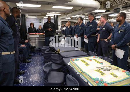 2202401-N-UN585-2017 MITTELMEER (1. April 2022) Seeleute, die der Arleigh Burke-Klasse-Guided-Missile Destroyer USS Ross (DDG 71) zugeteilt wurden, feiern den Geburtstag des Marinehauptmanns mit einer Zeremonie zum Kuchenschnitt auf dem Kantinendeck des Schiffes am 1. April. Ross, nach Rota, Spanien, ist auf seiner 12. Patrouille in den USA Sechster Einsatzbereich der Flotte zur Unterstützung regionaler Verbündeter und Partner sowie nationaler Sicherheitsinteressen der USA in Europa und Afrika. Stockfoto