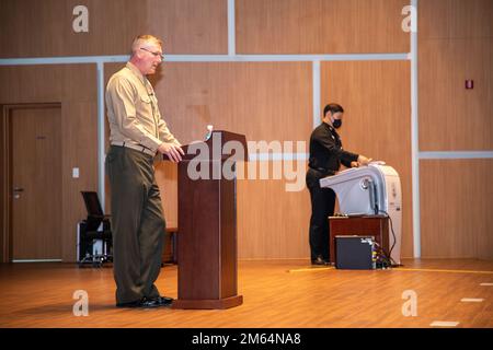 USA Marinekorps, Generalmajor Bradley S. James, USA Marine Corps Forces Korea Commander, hält eine Rede vor Mitgliedern der US- und der Republik Korea (ROK) an der Joint Forces Military University, Daejeon, ROK, 1. April 2022. Durch die Veranstaltung wurde die ironklaffende Allianz zwischen ROK und den USA gestärkt, während ROK-Servicemitgliedern die Möglichkeit gegeben wurde, die Bedeutung von Führung und beruflicher Entwicklung in gemeinsamen und kombinierten Operationen zu erörtern. Stockfoto