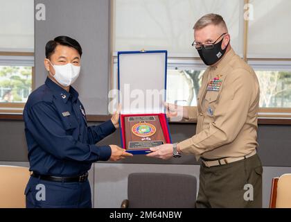 USA Marinekorps, Generalmajor Bradley S. James, USA Marine Corps Forces Korea Commander, Right und Republic of Korea (ROK) Air Force Brigg. General Hong-Cheol Kim, Kanzler der Joint Forces Military University (JFMU), posiert mit einem Geschenk bei JFMU, Daejeon, ROK, 1. April 2022. Durch die Veranstaltung wurde die ironklaffende Allianz zwischen ROK und den USA gestärkt, während ROK-Servicemitgliedern die Möglichkeit gegeben wurde, die Bedeutung von Führung und beruflicher Entwicklung in gemeinsamen und kombinierten Operationen zu erörtern. Stockfoto
