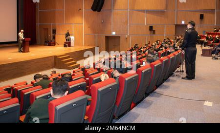 USA Marinekorps, Generalmajor Bradley S. James, USA Kommandeur der Marine Corps Forces Korea, beantwortet Fragen von Mitgliedern der Republik Korea (ROK) an der Joint Forces Military University, Daejeon, ROK, 1. April 2022. Durch die Veranstaltung wurde die ironklaffende Allianz zwischen ROK und den USA gestärkt, während ROK-Servicemitgliedern die Möglichkeit gegeben wurde, die Bedeutung von Führung und beruflicher Entwicklung in gemeinsamen und kombinierten Operationen zu erörtern. Stockfoto