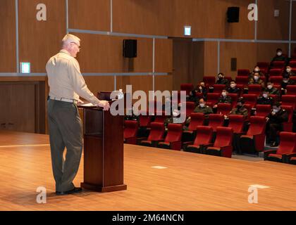 Generalmajor Bradley S. James, Kommandant der U.S. Marine Corps Forces Korea, hält am 1. April 2022 eine Rede vor Mitgliedern des US-Marine Corps und der Republik Korea (ROK) an der Joint Forces Military University, Daejeon, ROK. Die Veranstaltung verbesserte die eiserne Allianz zwischen ROK und US und gab den Mitgliedern des ROK-Dienstes die Gelegenheit, die Bedeutung von Führung und beruflicher Entwicklung in gemeinsamen und kombinierten Operationen zu diskutieren. ROK,Südkorea,Rede,USMC,Führung, Stockfoto