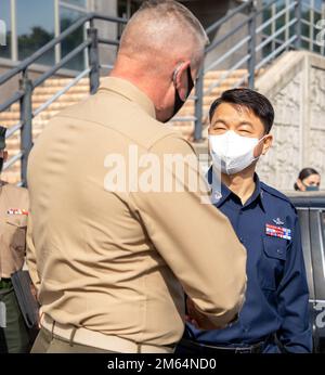 USA Marinekorps, Generalmajor Bradley S. James, USA Marinekorps-Streitkräfte Koreas Befehlshaber, Left, und Luftwaffenbrücke der Republik Korea (ROK). General Hong-Cheol Kim, Kanzler der Joint Forces Military University (JFMU), schüttelt sich die Hand bei JFMU, Daejeon, ROK, 1. April 2022. Durch die Veranstaltung wurde die ironklaffende Allianz zwischen ROK und den USA gestärkt, während ROK-Servicemitgliedern die Möglichkeit gegeben wurde, die Bedeutung von Führung und beruflicher Entwicklung in gemeinsamen und kombinierten Operationen zu erörtern. Stockfoto
