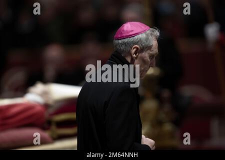 Vatikanstadt, Vatikan, 2. Januar 2023. Monsignore Georg Gaenswein betet, bevor der Leichnam des verstorbenen Papstes Emeritus Benedict XVI im Bundesstaat St. Petersdom im Vatikan. Maria Grazia Picciarella/Alamy Live News Stockfoto