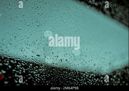 Eine Makroaufnahme von Wassertauen auf einem Glas Stockfoto