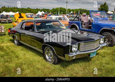 Iola, WI - 07. Juli 2022: Blick aus der oberen Perspektive auf ein 1970 Chevrolet Monte Carlo Hardtop mit 2 Türen auf einer lokalen Automesse. Stockfoto