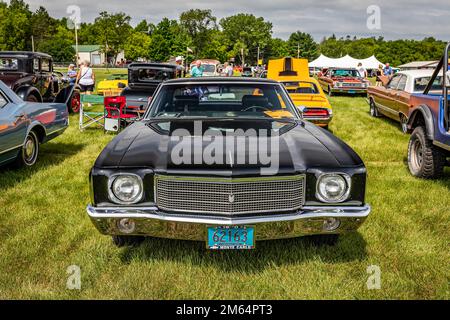 Iola, WI - 07. Juli 2022: Perspektivische Vorderansicht eines 1970 Chevrolet Monte Carlo Hardtops mit 2 Türen auf einer lokalen Automesse. Stockfoto