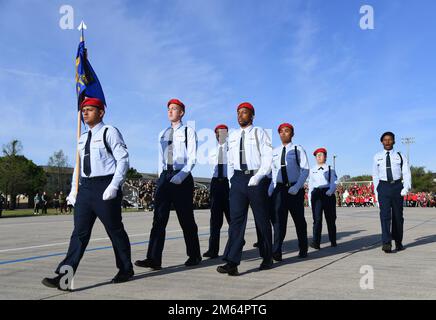 Mitglieder des 336. Training Squadron Regulatory Drill Teams führen während der 81. Training Group Drilldown auf dem Levitow Training Support Facility Drill Pad am Keesler Air Force Base, Mississippi, am 1. April 2022 durch. Keesler bildet jährlich mehr als 30.000 Schüler aus. Während des Trainings erhalten Flugzeuge die Möglichkeit, freiwillig zu lernen und Drilldown-Routinen durchzuführen. Stockfoto