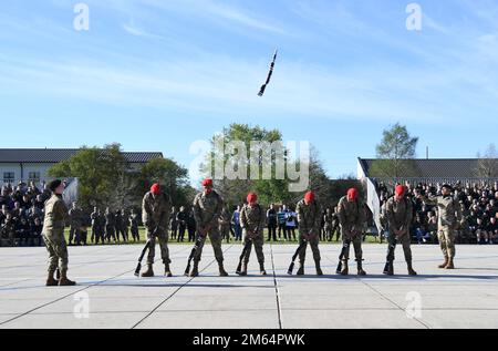 Mitglieder des 336. Training Squadron Freestyle Drilling Teams treten während der 81. Training Group auf, die am 1. April 2022 auf der Keesler Air Force Base in Mississippi das Bohrpad der Levitow Training Support Facility aufbohrt. Keesler bildet jährlich mehr als 30.000 Schüler aus. Während des Trainings erhalten Flugzeuge die Möglichkeit, freiwillig zu lernen und Drilldown-Routinen durchzuführen. Stockfoto