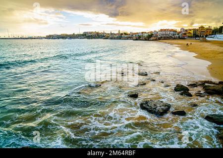 Malerischer Blick auf die Atlantikküste und den Strand in Cascais, Portugal Stockfoto