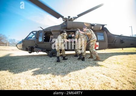 Medizinische Offiziere der aserbaidschanischen Armee laden während eines Wissensaustauschs in Oklahoma City am 1. April 2022 ein simuliertes Opfer auf einen Hubschrauber der Oklahoma National Guard UH-60 Black Hawk unter der Leitung von Major Carl Beyer, einem medizinischen Offizier bei der Oklahoma National Guard. (Foto der Oklahoma National Guard von Anthony Jones) Stockfoto