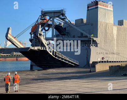 Anführer des 838. Transportwaffenbataillons beobachten die Ankunft des MV Cape Washington, eines militärischen Sealift-Kommandos, eines Frachtschiffs der Reserveflotte, am 27. März 2022 im Hafen von Vlissingen, Niederlande. Das Schiff verfügt über Salzwasserausrüstung des 3. Kampfteams der Panzerbrigade, der 4. Infanteriedivision nach Europa, um die Operation Atlantic Resolve zu unterstützen. Stockfoto