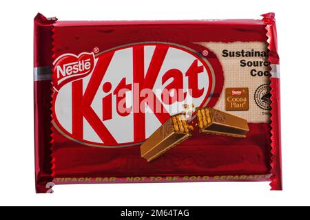 Nestle Kitkat Milk Chocolate Bar isoliert auf weißem Hintergrund - KitKat Kit-Kat Kit Kat Chocolate Bar - nachhaltiger Kakao Stockfoto