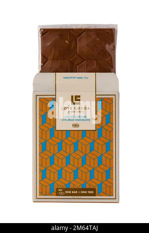 „Love Cocoa by James Cadbury“-Schokoriegel mit gesalzenem Karamell und 41 % Milchschokolade, geöffnet, um den Inhalt isoliert auf weißem Hintergrund zu zeigen Stockfoto