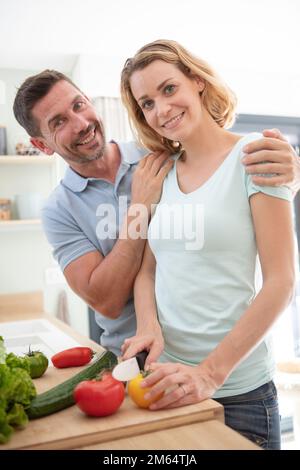 Ein glückliches Paar, das Gemüse zubereitet Stockfoto