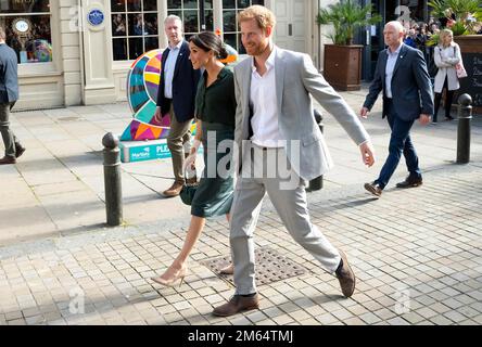 Brighton UK - 3. Oktober 2018 der Herzog und die Herzogin von Sussex, Prinz Harry und Meghan Markle kommen im Rahmen ihres ersten gemeinsamen offiziellen Besuchs in Sussex im königlichen Pavillon in Brighton, East Sussex, an. Stockfoto