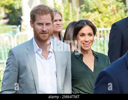 Brighton UK - 3. Oktober 2018 der Herzog und die Herzogin von Sussex, Prinz Harry und Meghan Markle kommen im Rahmen ihres ersten gemeinsamen offiziellen Besuchs in Sussex im königlichen Pavillon in Brighton, East Sussex, an. Stockfoto