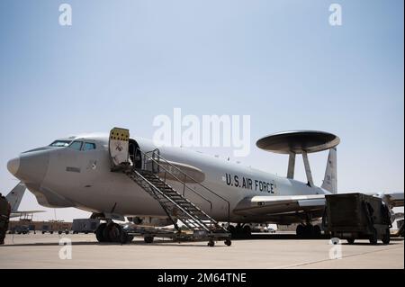 EIN US-AMERIKANISCHER Air Force E-3G Wächter, die der 968. Expeditions-Luftleitungstruppe zugewiesen sind, ruht auf der Fluglinie am Prince Sultan Air Base, Königreich Saudi-Arabien, 1. April 2022. Der Sentry E-3 ist ein Luftfahrzeug des Airborne Warn- und Kontrollsystems (AWACS) mit einer integrierten Plattform zur Überwachung, Zielerkennung und Verfolgung der Kampfführung (BMC2). Stockfoto