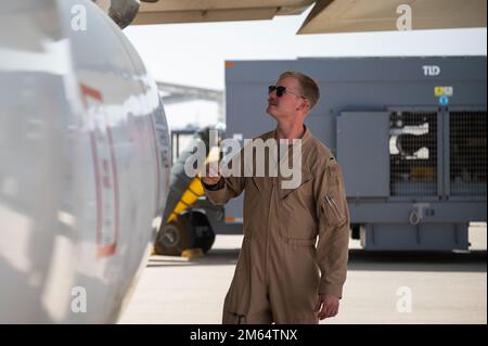 EIN US-AMERIKANISCHER Der Pilot der Luftwaffe, der dem 968. Expeditionary Airborne Air Control Squadron zugeteilt wurde, führt Vorflugkontrollen an einem US-amerikanischen Flugplatz durch Air Force E-3G Wentry am Prince Sultan Air Base, Königreich Saudi-Arabien, 1. April 2022. Der Sentry E-3 ist ein Luftfahrzeug des Airborne Warn- und Kontrollsystems (AWACS) mit einer integrierten Plattform zur Überwachung, Zielerkennung und Verfolgung der Kampfführung (BMC2). Stockfoto