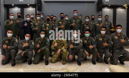 Flugzeuge, die der 374. Wartungsgruppe und der 36. Airlift-Geschwader zugeteilt wurden, posieren für ein Gruppenfoto mit Piloten der Royal Thai Air Force am Don Muang Royal Thai Air Force Base, Thailand, 1. April 2022. Die 374. MXG und die 36. AS haben sich bemüht, durch kollektives Wissen und gemeinsame Operationen mit der Royal Thai Air Force gemeinsame Interessen und Allianzen zu stärken. Stockfoto